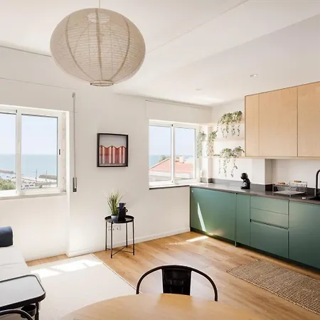 Seaside Family | Walk To The Beach, Caxias *